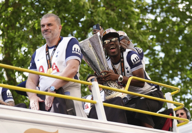 "흥민이 형…죄송합니다" 英 BBC 경악! 토트넘 감독 '패싱'→내부 분…