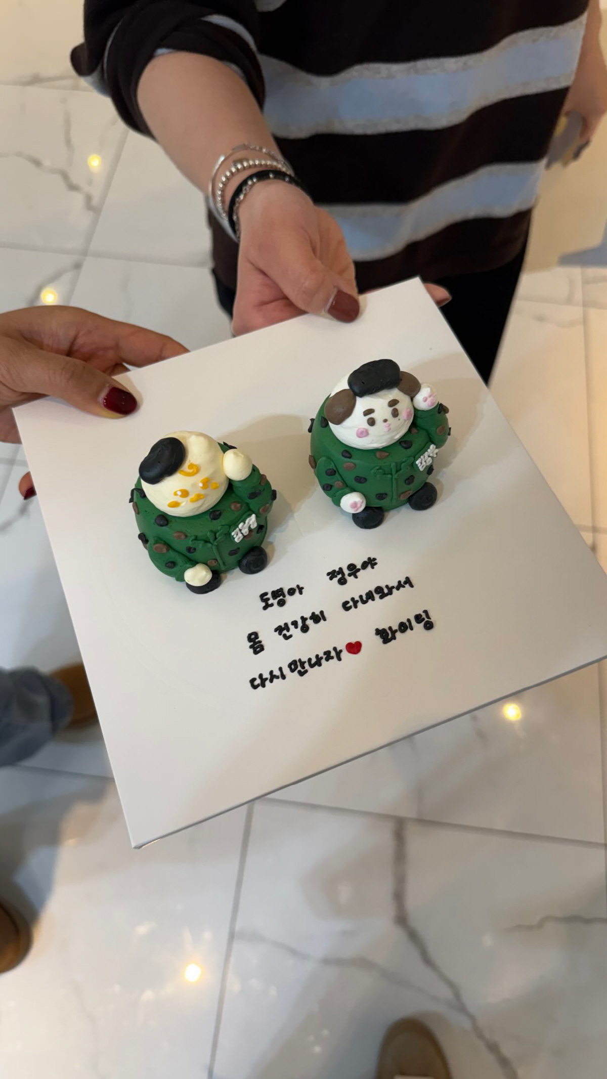 [공식]NCT 도영·정우, 오늘(8일) 나란히 입대…금발 머리 잘랐다