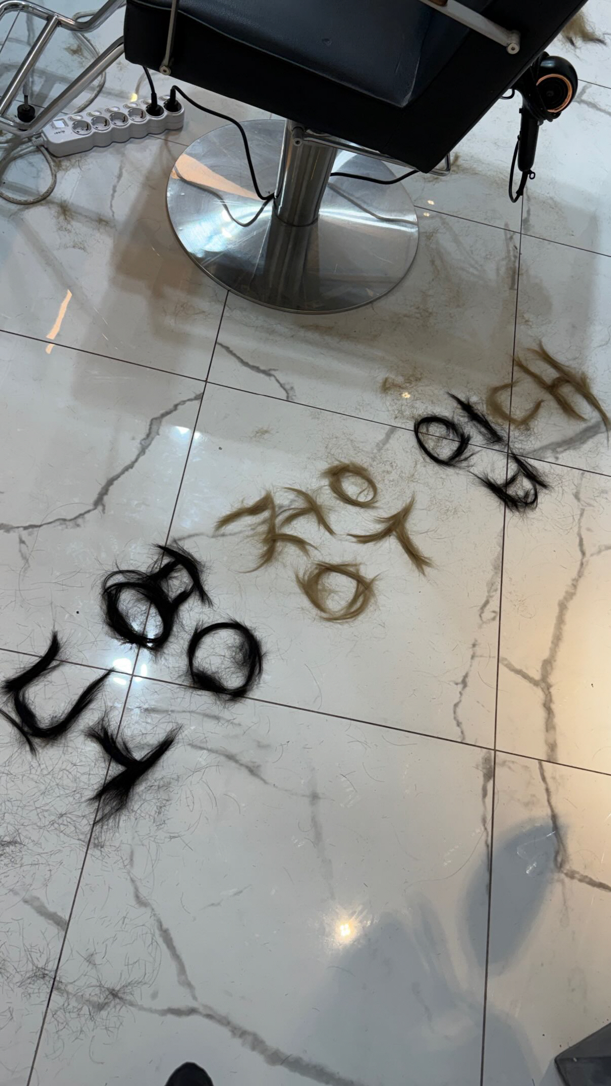 [공식]NCT 도영·정우, 오늘(8일) 나란히 입대…금발 머리 잘랐다