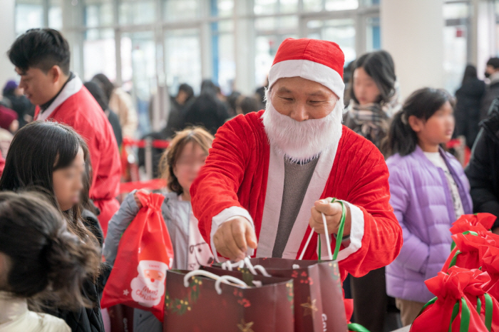 "아이들의 웃음소리, 계속될 수 있도록…" '산타변신' 골프존문화재단 김영찬 이사장, 15년째 이어오고 있는 나눔의 의미