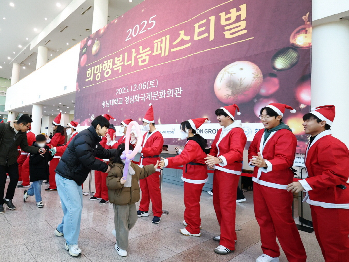 "아이들의 웃음소리, 계속될 수 있도록…" '산타변신' 골프존문화재단 김…