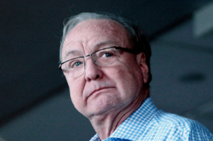 A로드-박찬호를 텍사스로 이끈 스포츠계 거물, ML 정상은 밟지 못하고 떠났다