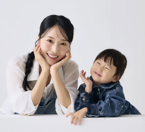 이정현, 3살 딸과 첫 잡지 표지 장식...외모+끼 DNA ‘붕어빵 모녀…