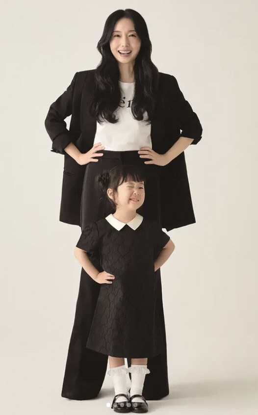 이정현, 3살 딸과 첫 잡지 표지 장식...외모+끼 DNA ‘붕어빵 모녀…