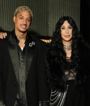 79세 셰어, 40살 연하男과 세기의 결혼식 임박했나..“서로에 헌신”