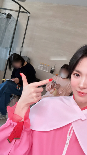 송혜교, 세상 소탈한 톱스타..스태프에 '장꾸美' 폭발