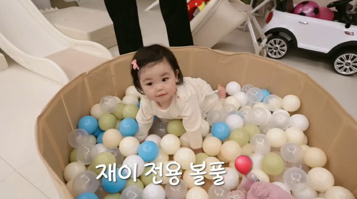 박수홍, '광고 17개' 찍은 13개월 딸 위해 '홈 키즈 카페' 오픈..."♥김다예가 만들어" ('행복해다홍')