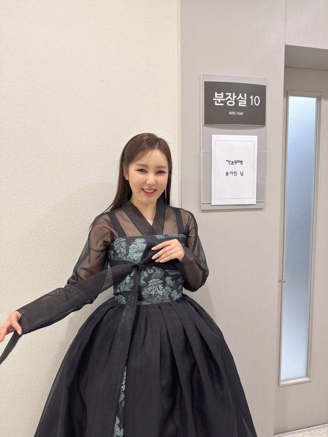 [SCin스타] 송가인, 단아한 한복 출근샷…‘색동저고리·엄마 아리랑’ …