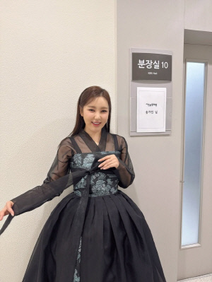 [SCin스타] 송가인, 단아한 한복 출근샷…‘색동저고리·엄마 아리랑’ 무대 기대↑