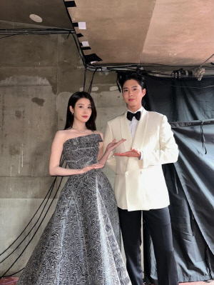 [SCin스타] “애순·관식이 다시 만났다” 아이유·박보검, 무대 뒤 레전드 투샷