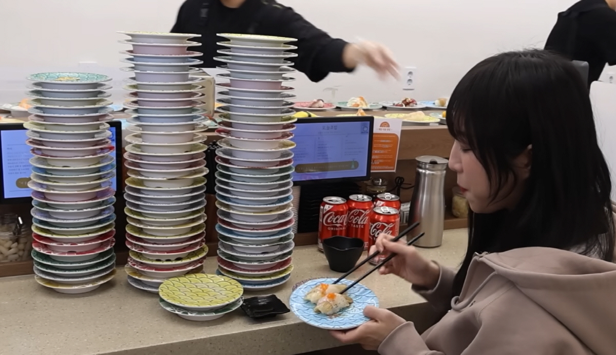 "이제부터 소식할 것" 다짐한 쯔양…회전초밥집에서 121접시 '탑 쌓았다…