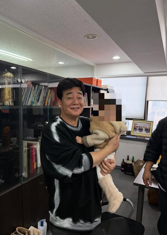 방송 멈춘 백종원, 조용한 근황 공개…홍탁집 사장과 재회