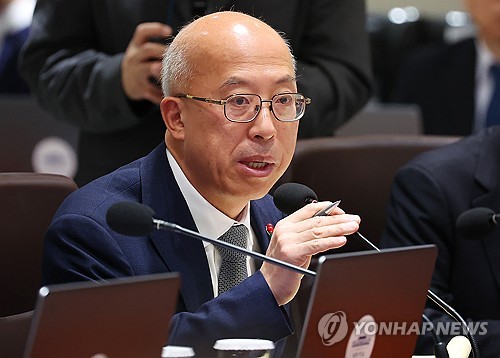 (서울=연합뉴스) 김도훈 기자 = 조원철 법제처장이 9일 서울 용산 대통령실에서 열린 국무회의에서 이재명 대통령의 질문에 답변하고 있다. 2025.12.9 superdoo82@yna.co.kr