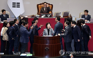 여야, 정기국회 마지막 날 필버 대치…연말 입법 전쟁 돌입