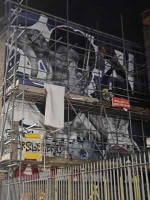 미쳤다, 아름답다, 환상적...손흥민 벽화 유출 '태극기 트로피 찰칵 세리머니' 환상 3중주