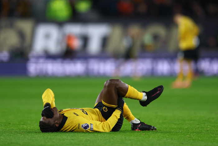 "황희찬 등 너흰 유니폼 입을 자격 없어!" '15경기 중 13패→역대 최악의 팀' 울버햄튼팬 분노의 외침+응원 보이콧…맨유에 1-4 참패[EPL 리뷰]