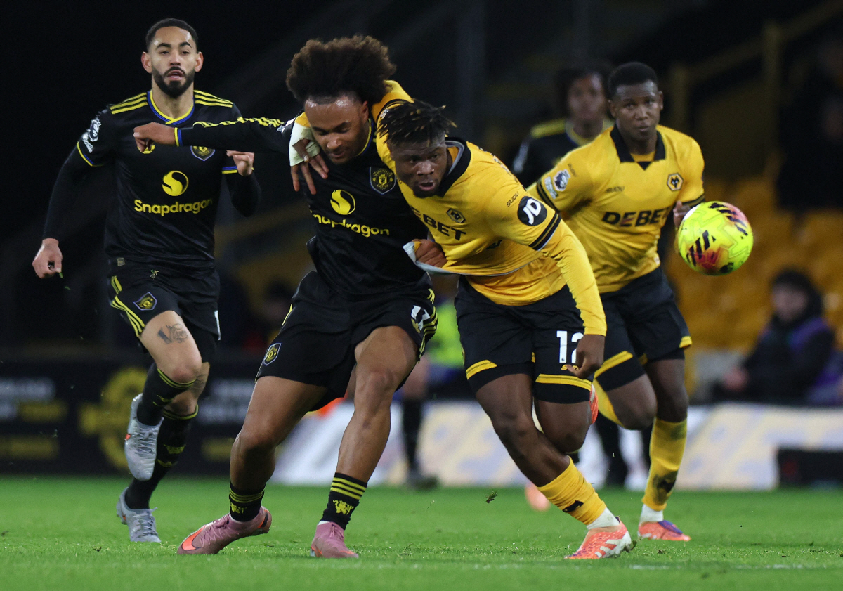 "황희찬 등 너흰 유니폼 입을 자격 없어!" '15경기 중 13패→역대 …