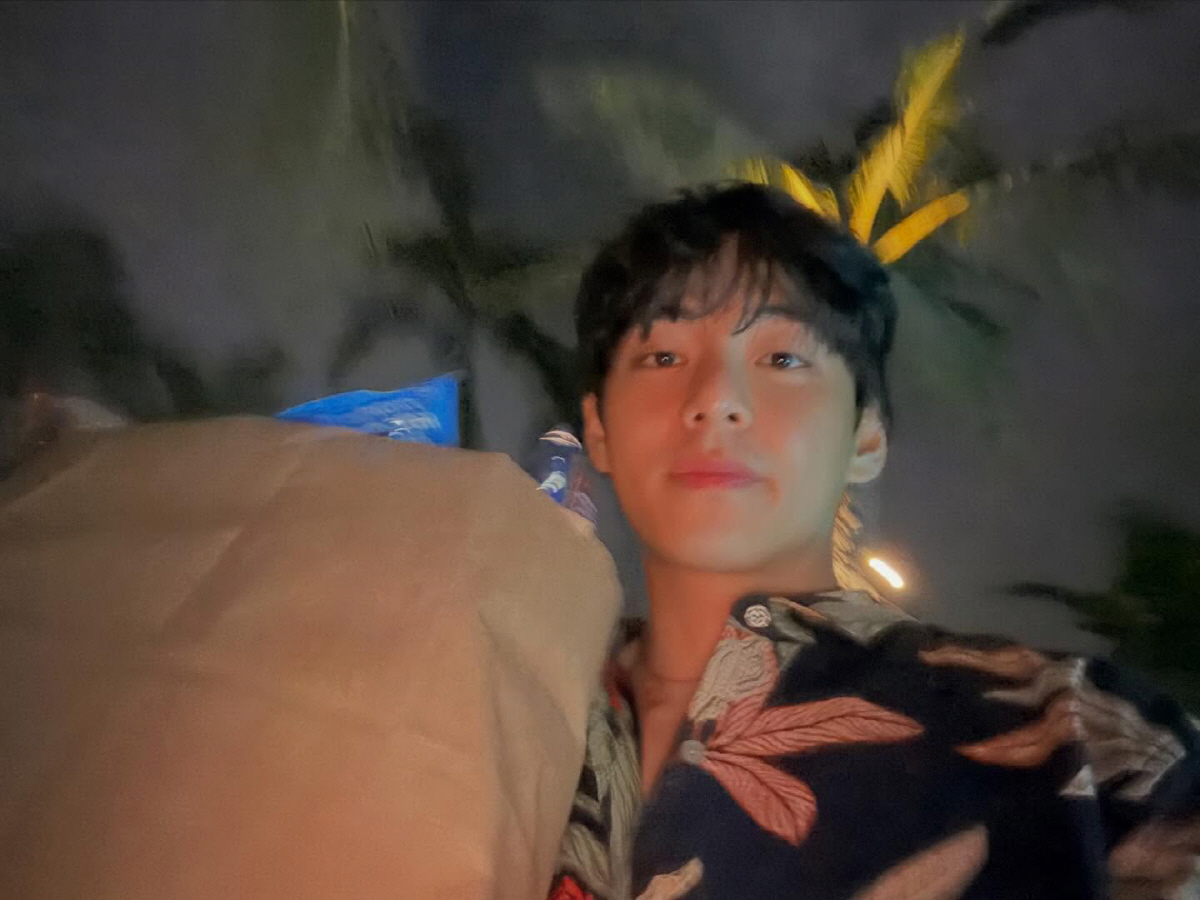 [SCin스타] ‘우가팸 in 하와이’ 뷔, 박서준·최우식·픽보이와 보낸…