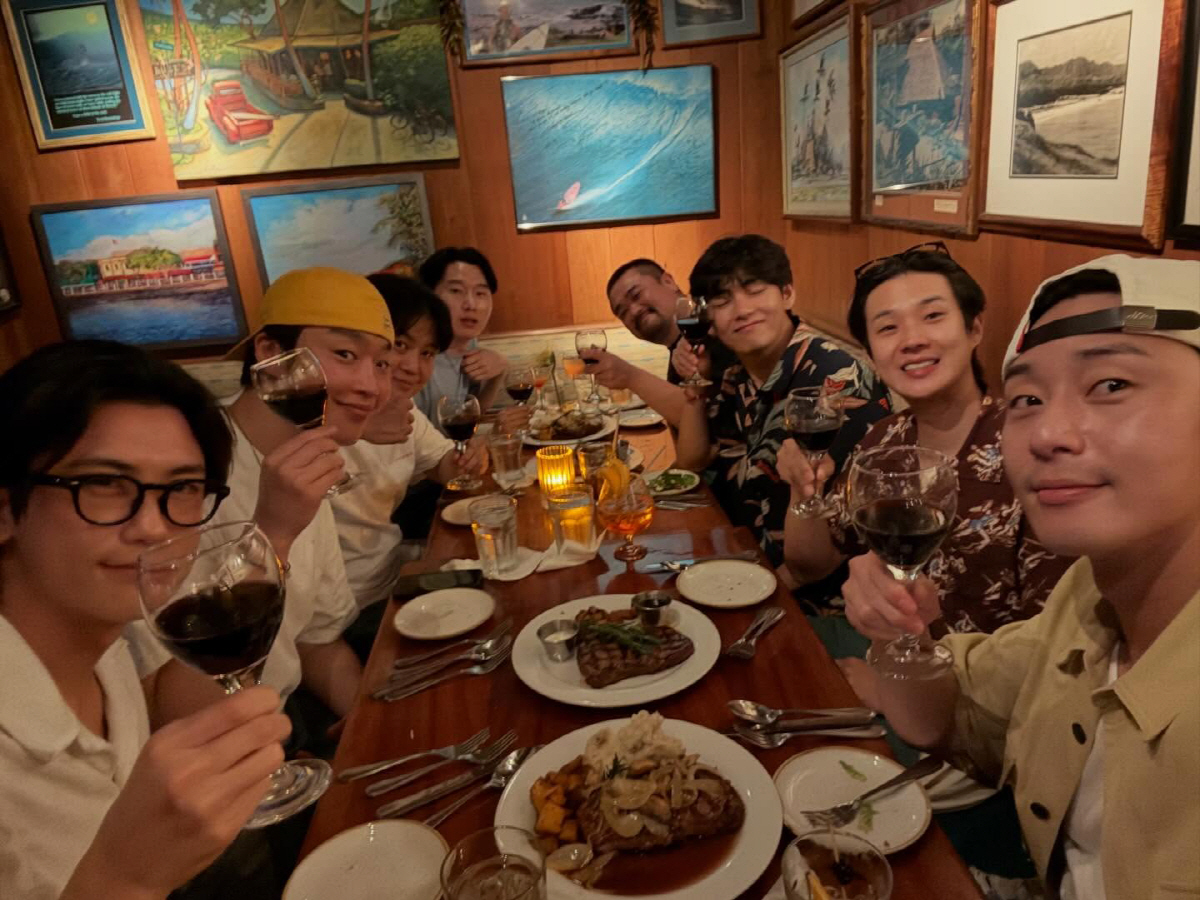 [SCin스타] ‘우가팸 in 하와이’ 뷔, 박서준·최우식·픽보이와 보낸…