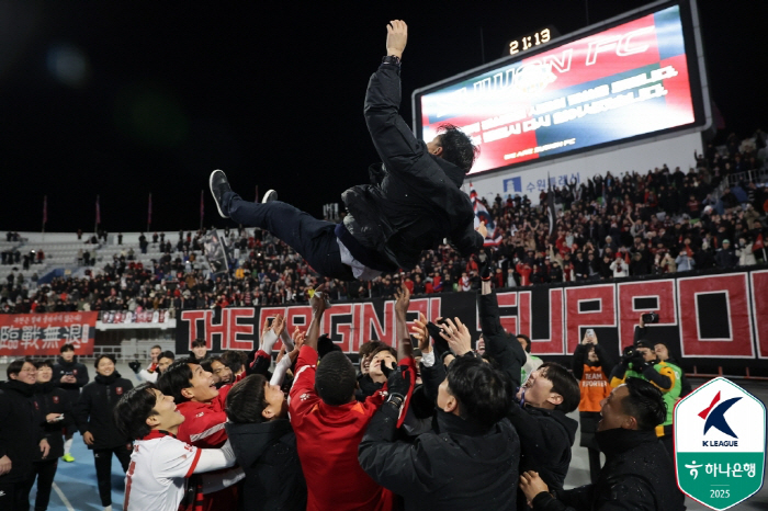 '감격의 1부 승격' 부천, 돈 안쓰고 이룬 '기적'? 좋은 감독의 장기…