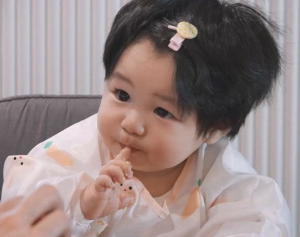 '심형탁子' 하루, 생후 300일에 혼밥 도전..앞머리 핀 꽂고 '귀염美 폭발' ('슈돌')