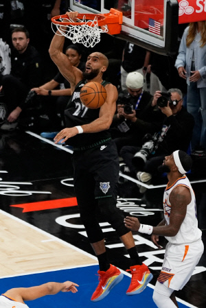 머리 맞은 고베어, 상대 허리 가격 퇴장. 고베어 공백 후유증, 미네소타, 피닉스에 예상 밖 패배