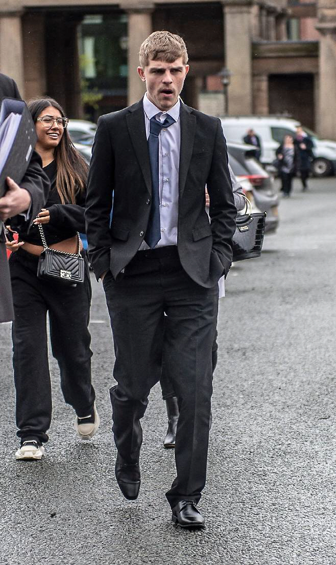 '문신 도배' 사치 부린 前 맨유 유망주, 과속→징역형 집행유예, 인생 …