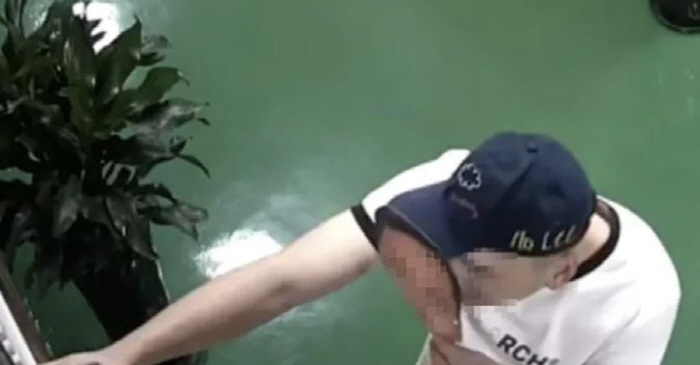 얼굴 마스크로 안면 인식 '출근부 조작' 공무원들 무더기 적발 '충격'