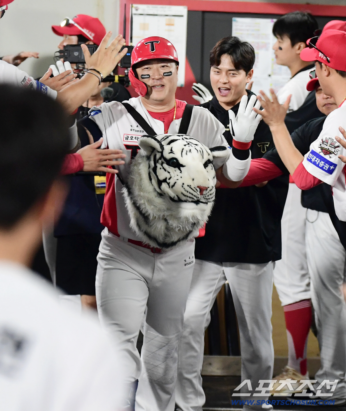 "KIA 동생들에게 고맙다" 눈물 삼킨 최형우의 마지막 인사, 역대 최고…