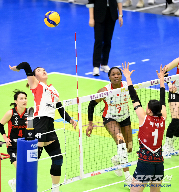 되살아나는 '만년 꼴찌' 악몽! 페퍼저축 대충격 5연패! → '초반 2위' 신기루였나.. 현대건설 3연승 상승세