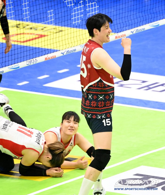 '3연승' + 단독 2위 체제 → 강성형 현대건설 감독 "김희진 블로킹 타이밍 잘 잡았다"