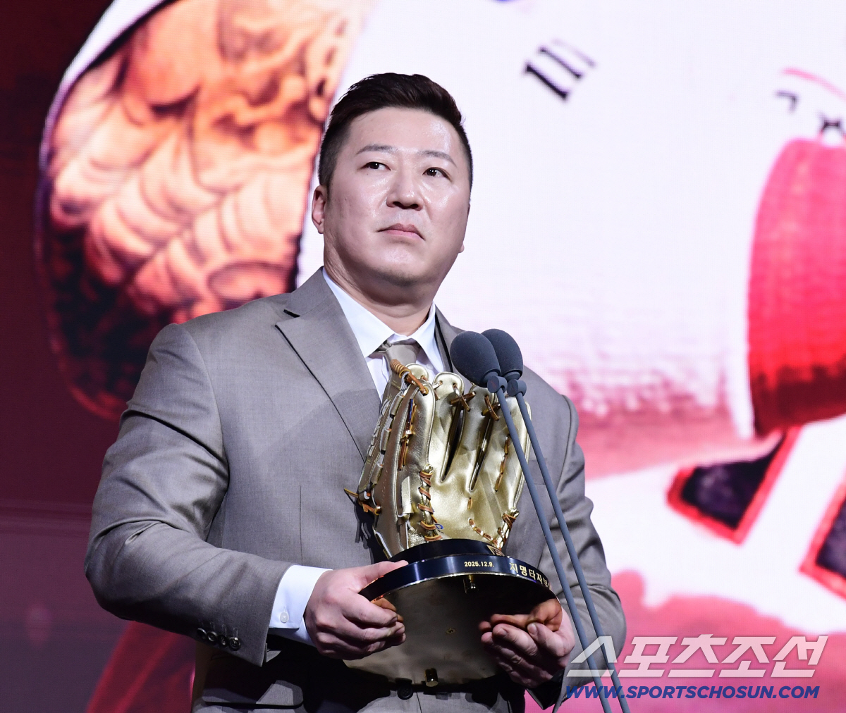 "왜 또 올라왔어요 선배" KIA 최형우는 진짜 끝, 이범호 감독 마지막…