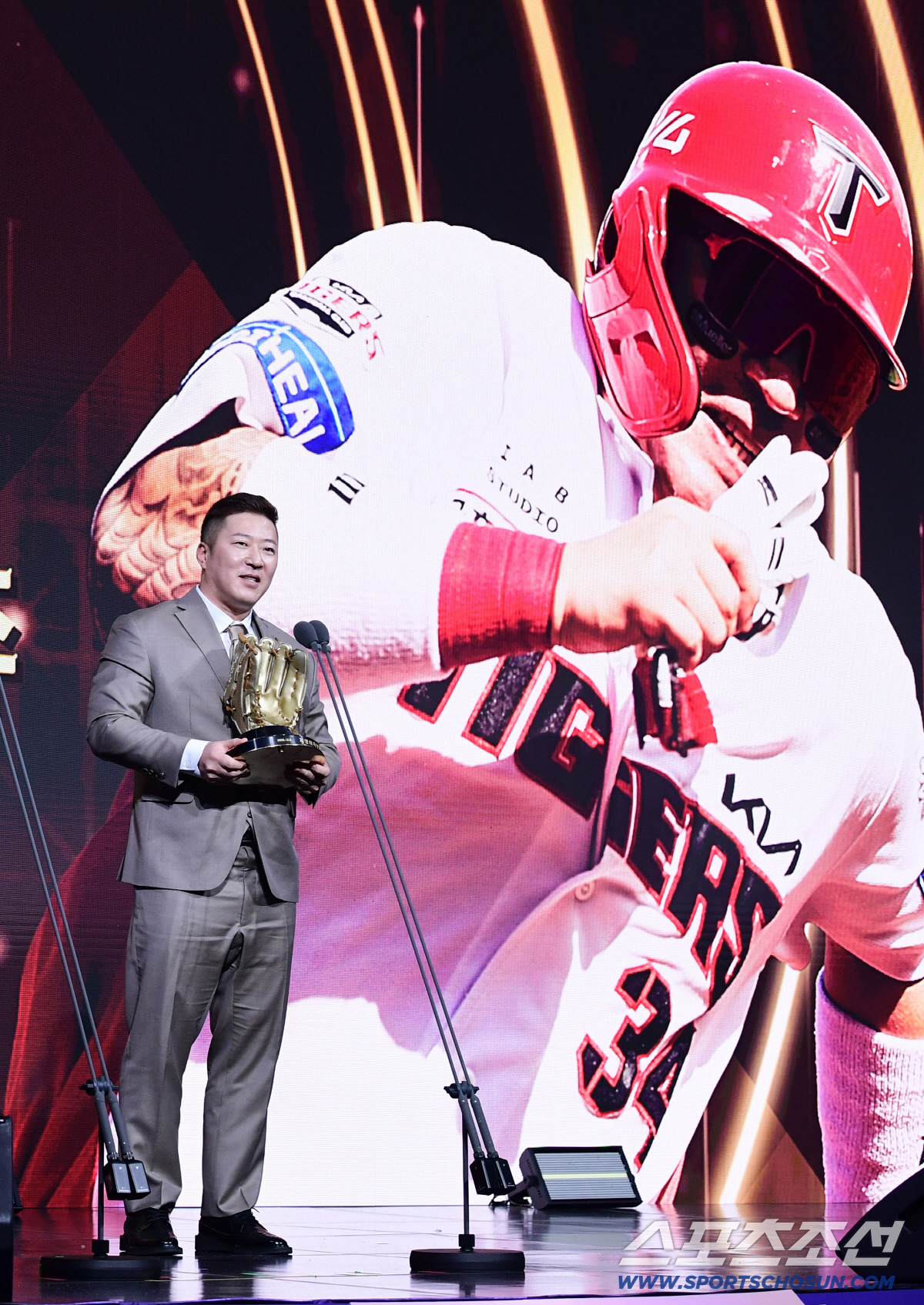 "왜 또 올라왔어요 선배" KIA 최형우는 진짜 끝, 이범호 감독 마지막…