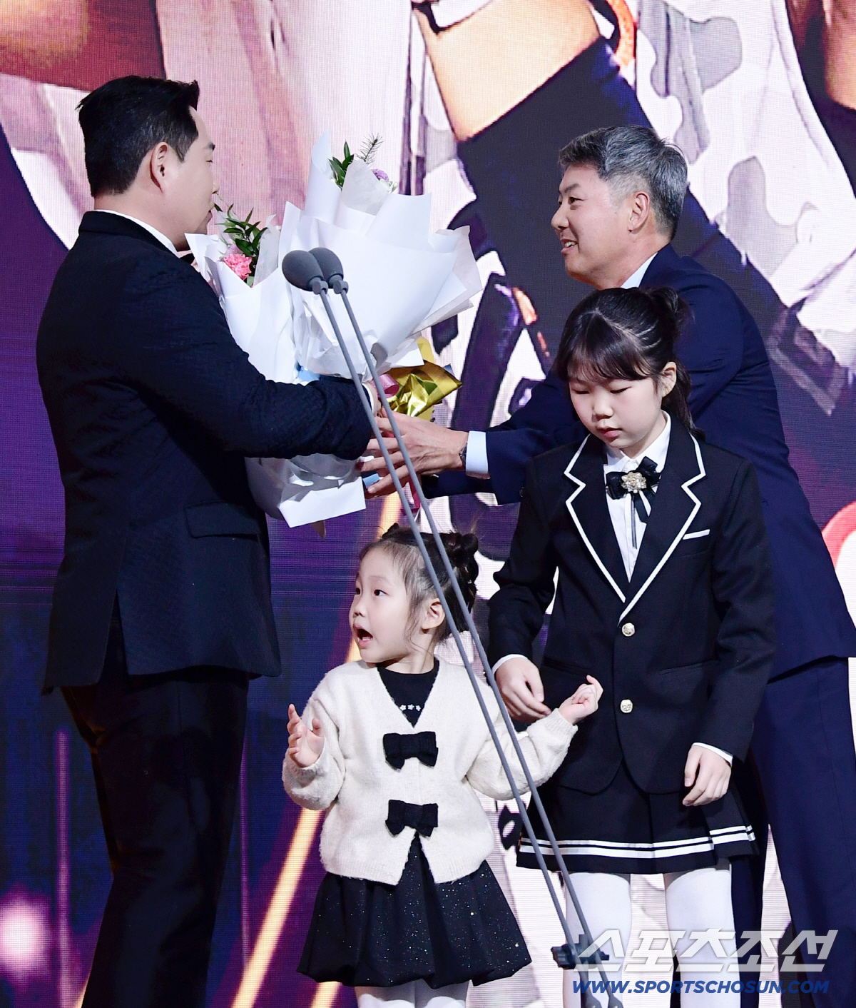 "아빠는 왜 시상식 안가?" 정신 번쩍 든 한마디, 골글 진열대 빈자리 …