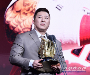 42세 최고령 수상자가 폰세,디아즈 다 제치고 최다득표까지. 양의지 10회 수상, 안현민은 28년만에 신인왕-GG 동시수상