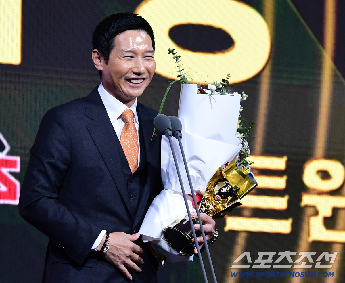 42세 최고령 수상자가 폰세,디아즈 다 제치고 최다득표까지. 양의지 10…