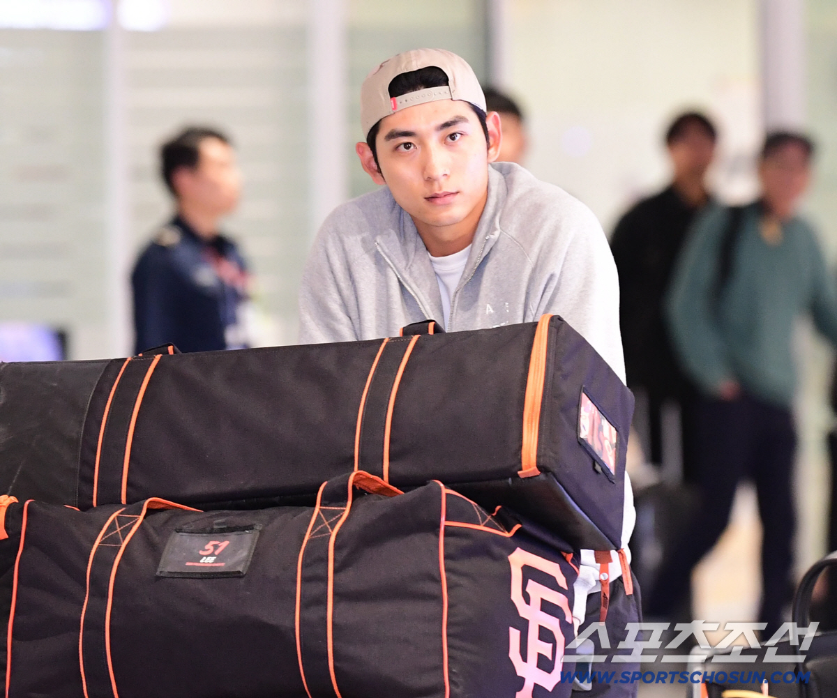 '수비 논란' 이정후 직접 답했다! → "아직 추워.. 실내에서 할 수 …