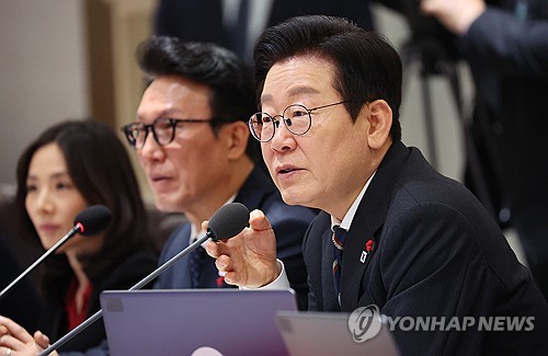 李대통령 'AI 반도체 육성전략' 보고회 주재…"국가역량 결집"