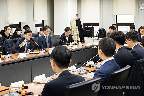 (서울=연합뉴스) 김성환 기후에너지환경부 장관이 3일 서울 여의도 전력기반센터에서 열린 '육상풍력 범정부 보급 가속 T/F 발족식'에서 회의를 주재하고 있다. 2025.12.3 [기후에너지환경부 제공. 재판매 및 DB 금지] photo@yna.co.kr