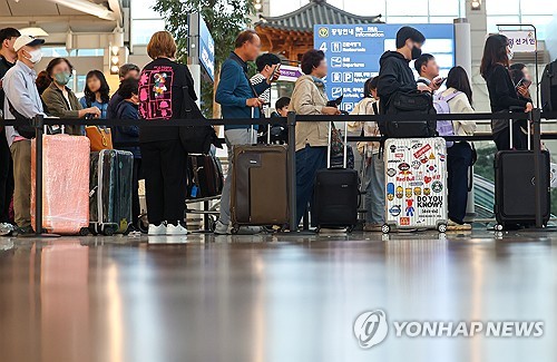 자율주행 로봇이 공항 주차장에서 출국장까지 캐리어 배송