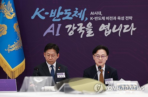 (서울=연합뉴스) 김도훈 기자 = 김정관 산업통상부 장관(오른쪽)이 10일 용산 대통령실에서 열린 AI 시대의 K-반도체 비전과 육성전략 보고회에서 AI 시대, 반도체산업 전략에 대해 발표를 하고 있다. 왼쪽은 배경훈 부총리 겸 과기정통부 장관. 2025.12.10 superdoo82@yna.co.kr
