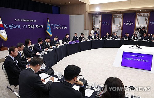 (서울=연합뉴스) 김도훈 기자 = 이재명 대통령이 10일 용산 대통령실에서 열린 AI 시대의 K-반도체 비전과 육성전략 보고회에서 발언하고 있다. 2025.12.10 superdoo82@yna.co.kr