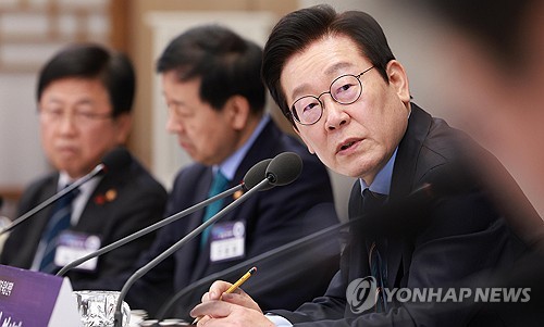 (서울=연합뉴스) 김도훈 기자 = 이재명 대통령이 10일 용산 대통령실에서 열린 AI 시대의 K-반도체 비전과 육성전략 보고회에서 발언하고 있다. 오른쪽부터 이재명 대통령, 구윤철 부총리 겸 기획재정부 장관, 최교진 교육부 장관. 2025.12.10 [대통령실통신사진기자단] superdoo82@yna.co.kr