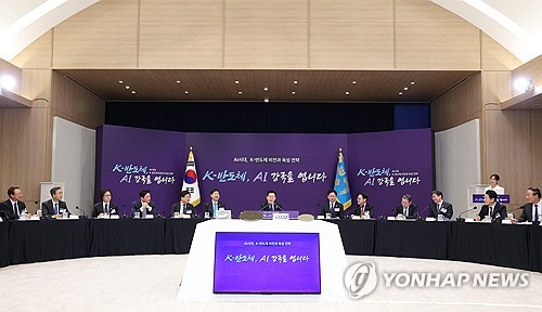 (서울=연합뉴스) 김도훈 기자 = 이재명 대통령이 10일 용산 대통령실에서 열린 AI 시대의 K-반도체 비전과 육성전략 보고회에서 발언하고 있다. 왼쪽부터 강환석 방위사업청 차장, 임문영 AI위원회 부위원장, 주병기 공정거래위원장, 강훈식 대통령 비서실장, 최교진 교육부 장관, 구윤철 부총리 겸 기획재정부 장관, 이재명 대통령, 배경훈 부총리 겸 과기정통부 장관, 김정관 산업부 장관, 김용범 대통령실 정책실장, 이억원 금융위원장, 이호현 기후에너지환경부 제2차관, 전영현 삼성전자 부회장. 2025.12.10 superdoo82@yna.co.kr