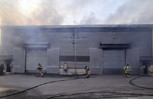 화성 페인트 공장 화재 1시간40분 만에 완진…인명피해 없어(종합)