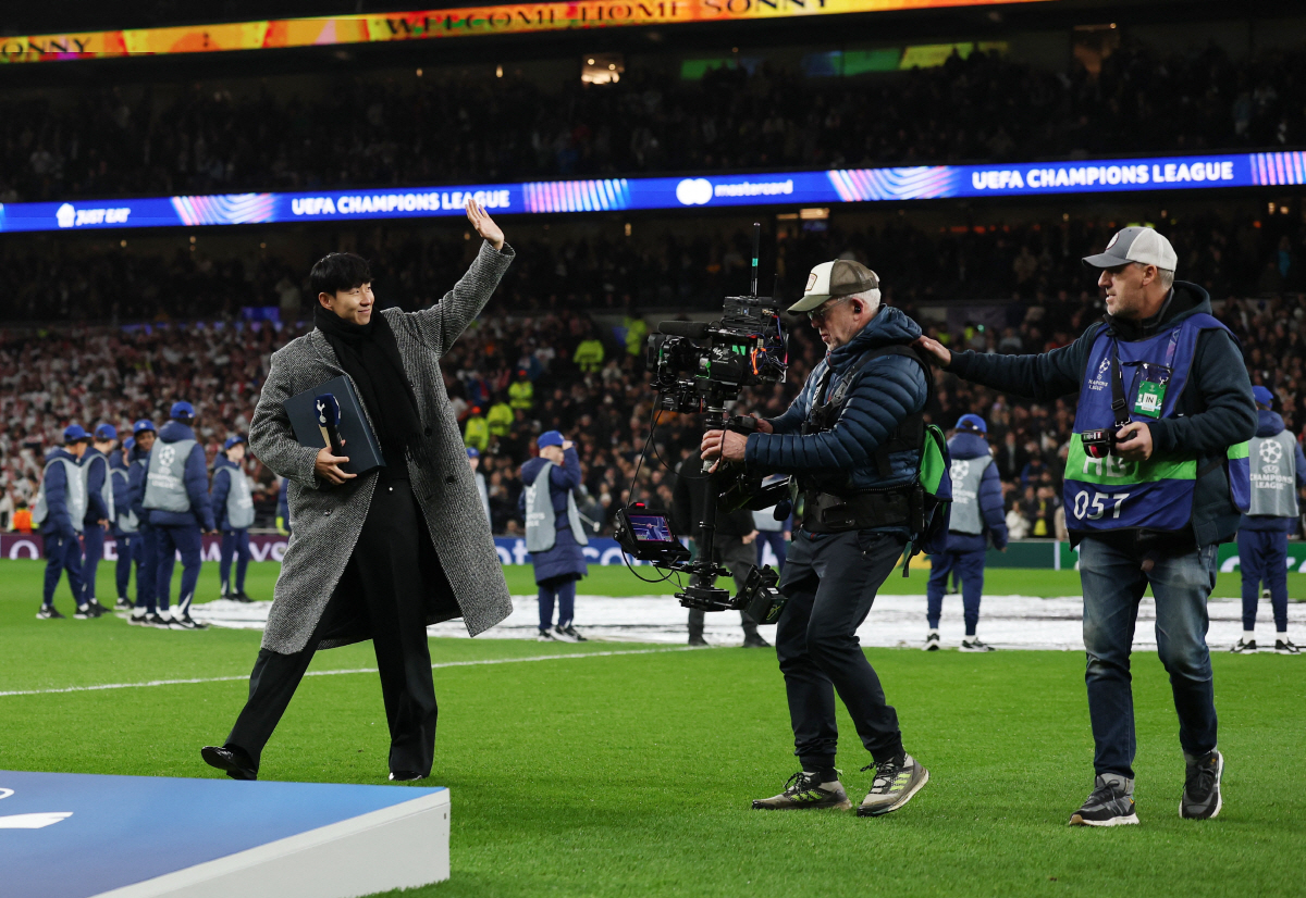 "놀라운 10년, 언제나 토트넘 사람으로 남겠다" 고별식서 울컥한 손흥민…