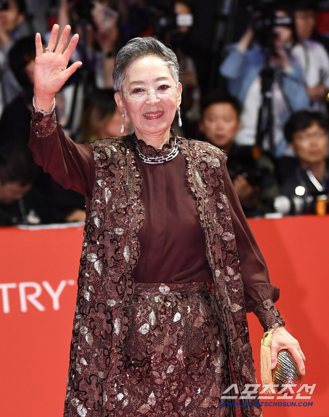 [종합] 故이순재 이어 원로배우 김지미도 떠났다..미국서 85세 일기로 …