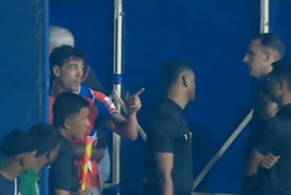 초유의 해프닝, "속옷 갈아입으세요" VS "싫은데요" 경기 직전 레드카…