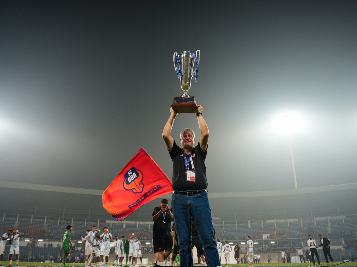 초유의 해프닝, "속옷 갈아입으세요" VS "싫은데요" 경기 직전 레드카…