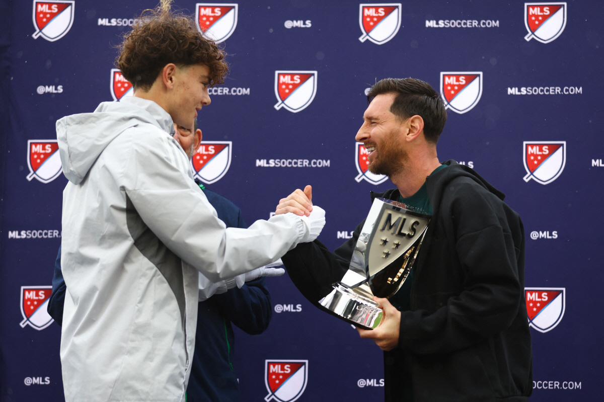 가는 곳마다 신기원. 리오넬 메시 최초 2연속 MVP. SON과 내년 시…